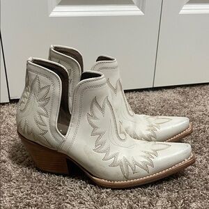 Ariat Dixon Cream Western Ankle Boots